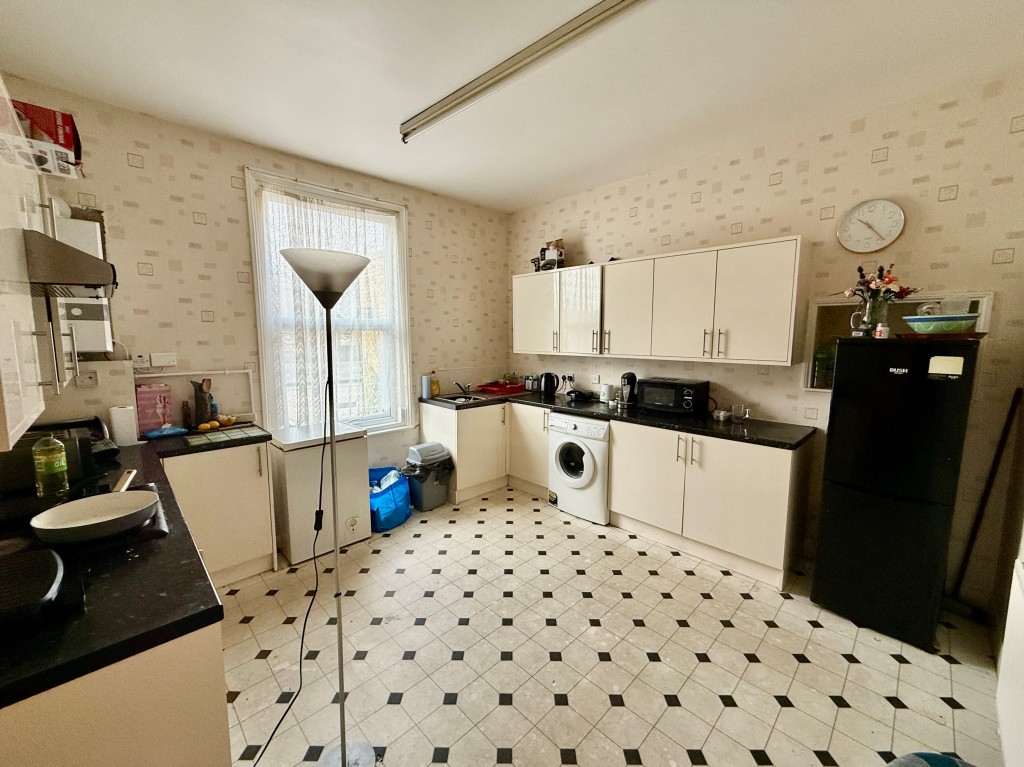 Lot: 30 - MIXED-USE DOUBLE-FRONTED BUILDING - 10 Grange Road - kitchen